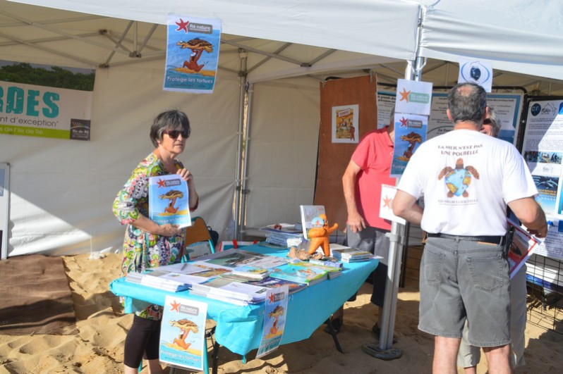 Stand de Ré Nature Environnement durant la journée