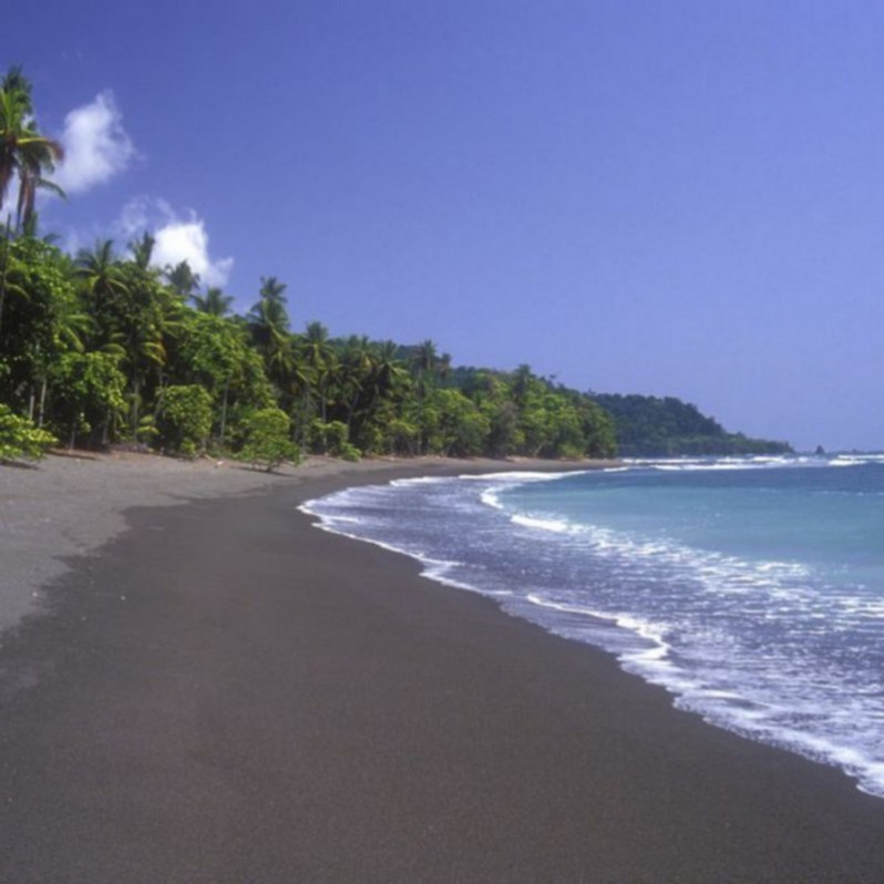 Plage de sable noir